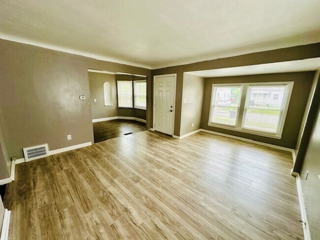 Building Photo - 3 Bedroom 1 Bath 2 Car Garage Welcome Sect...