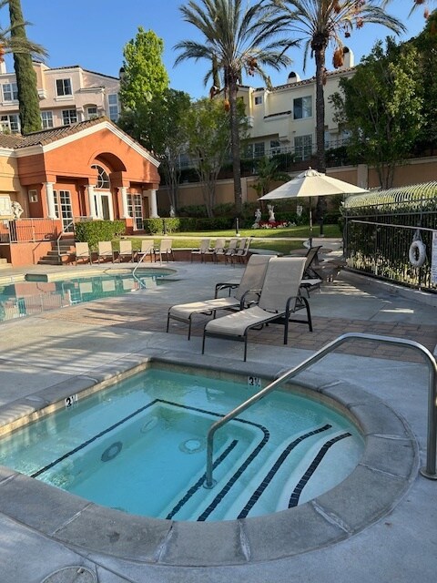 Building Photo - 1020 S San Marino Way