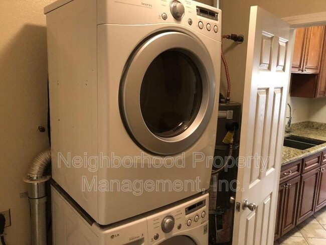 Building Photo - 242 N Glenn Ave