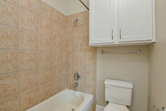 Building Photo - 5108 Lillian St