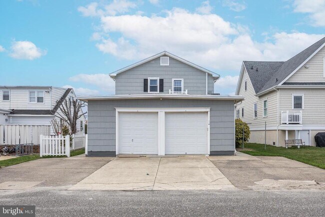 Building Photo - 1527 Bay Ave
