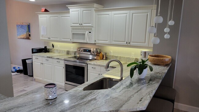 Building Photo - Annual UNfurnished 2/2 ground floor condo in water front boating community