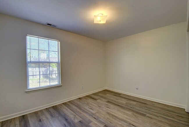 Building Photo - Beautiful 3 Bedroom 2 Bath Home in the Hea...