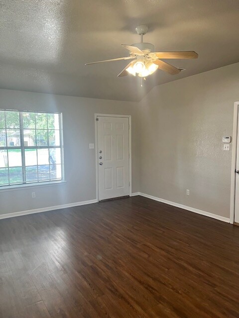 Building Photo - 2103 Agate Dr
