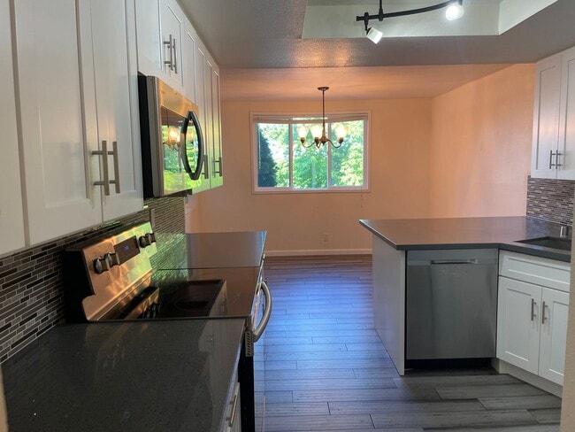 Building Photo - $500 off 1st months rent!!  Bright and Modern Northgate Condo!