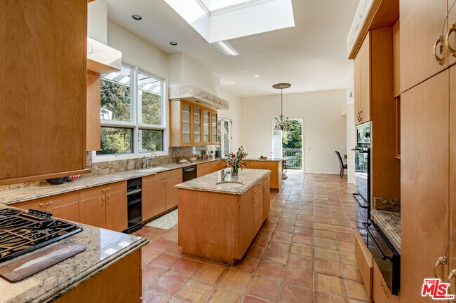 Building Photo - 3780 1/2 Multiview Dr