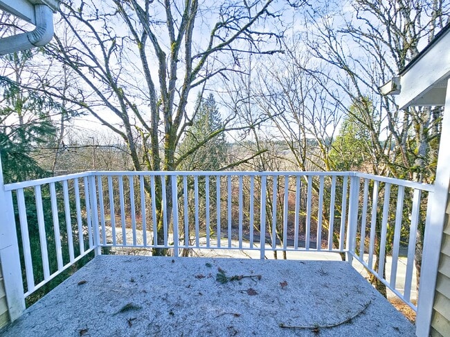 Building Photo - Coming Soon! Cozy top floor 2 Bed, 2 Bath ...