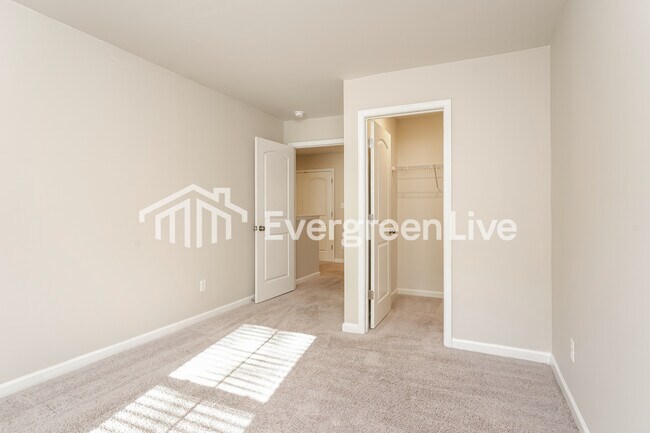 Building Photo - 125 Raymond St