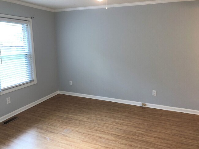 Building Photo - Welcome to the 2 Bed 2 Bath Bottom Floor C...
