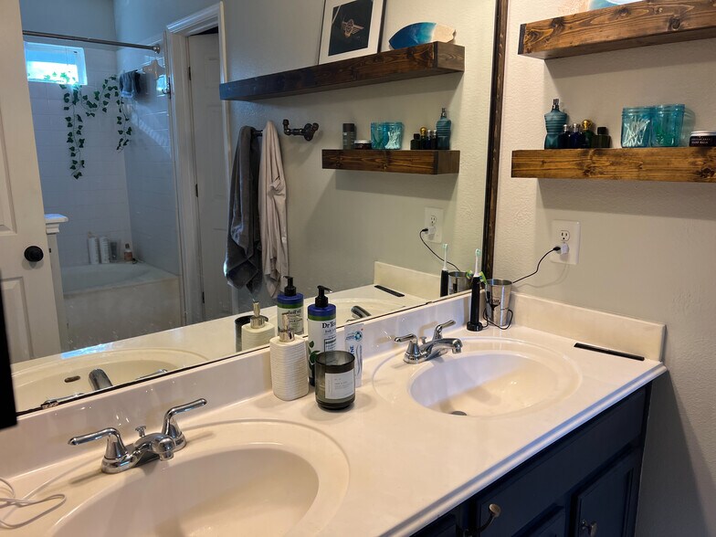 Building Photo - 1907 E 19th St