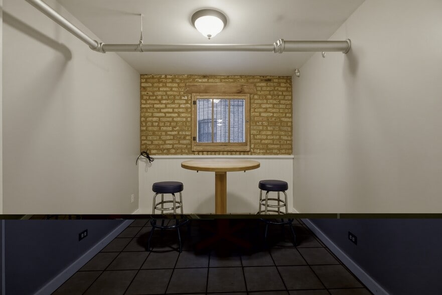 Building Photo - 6645 N Greenview Ave