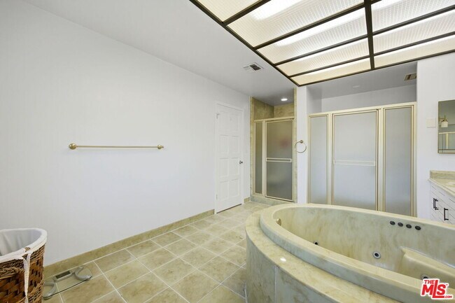 Building Photo - 2846 Royston Pl