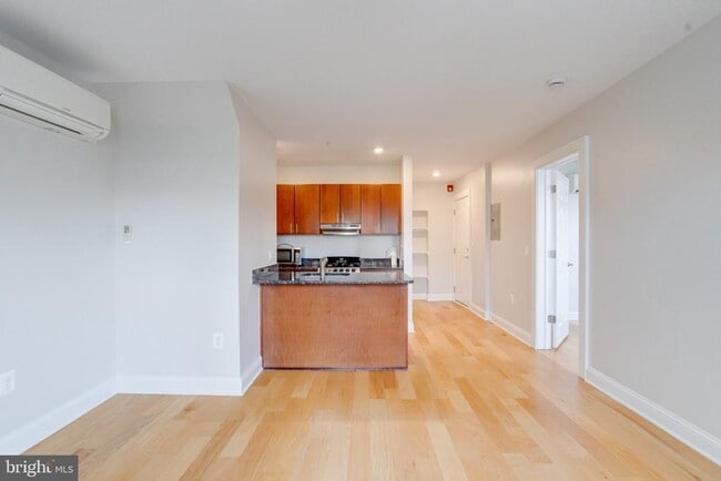 Building Photo - 847 Park Ave