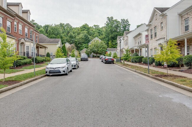 Building Photo - 3 Bed, 2.5 Bath Townhome w/ 2 Car Garage