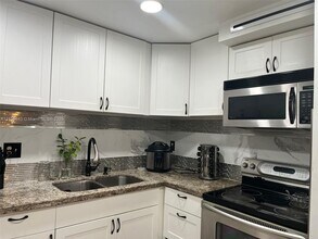 Building Photo - 4166 Inverrary Dr