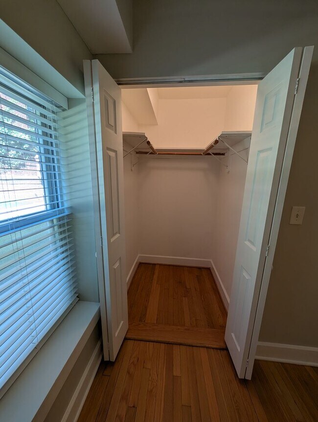 Building Photo - Rehabbed and Spacious Lakeview One Bedroom...