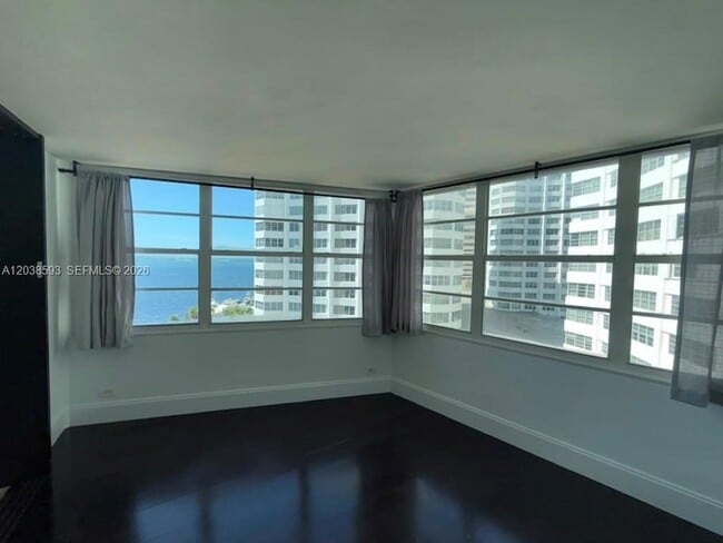 Building Photo - 801 Brickell Bay Dr