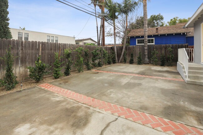 Building Photo - 1018 S Bruce Ln