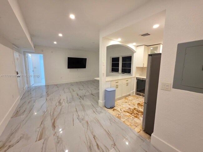 Building Photo - 760 Euclid Ave