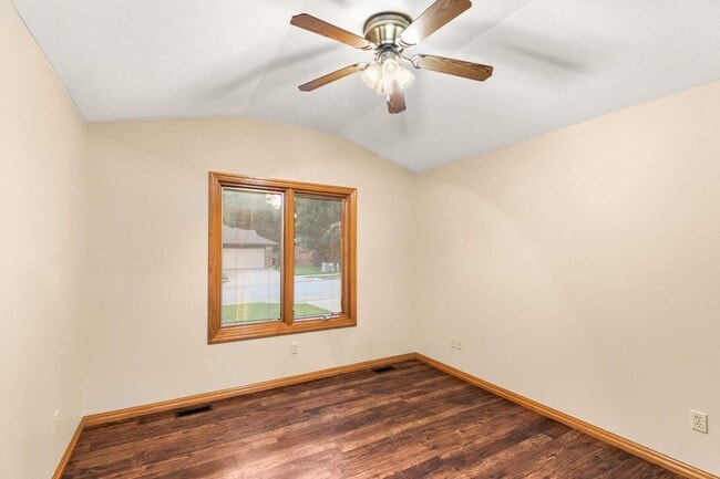 Building Photo - All brick home in Glendale schools!