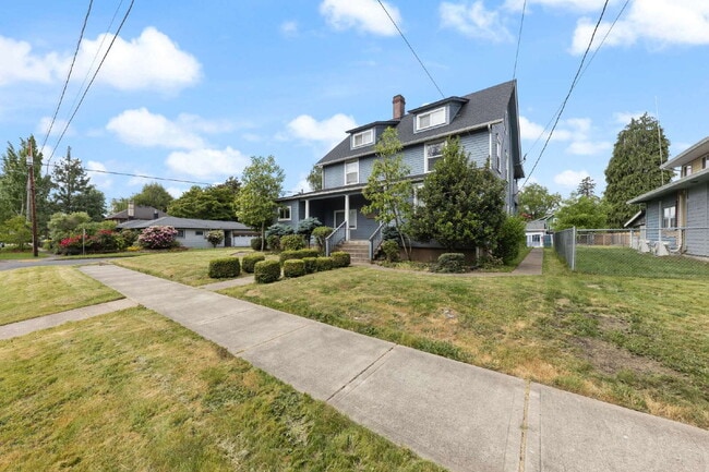 Building Photo - 2 Bedroom 2 Bathroom on College Street!