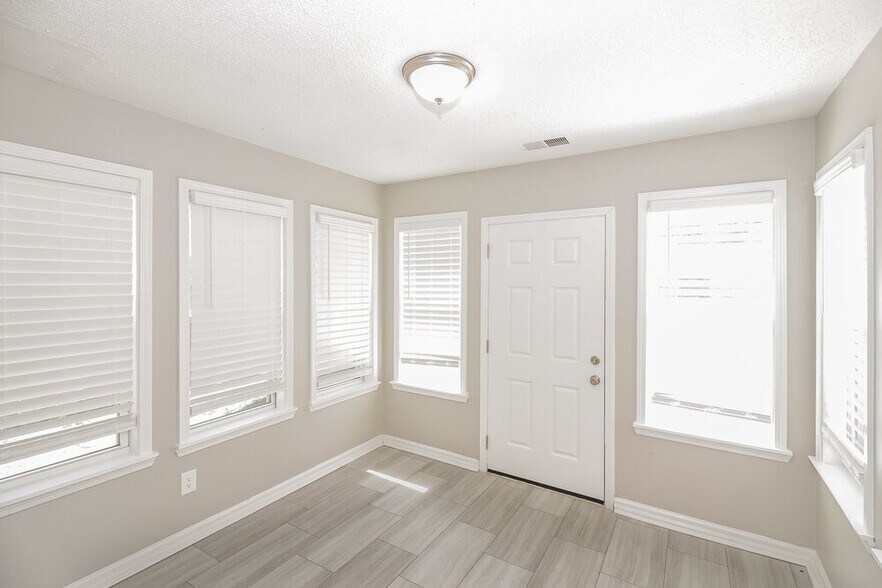 Building Photo - 8685 Rhonda Cir S