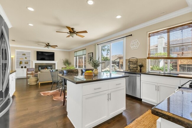 Building Photo - Lovely Roseville 5 Bedroom Pool Home