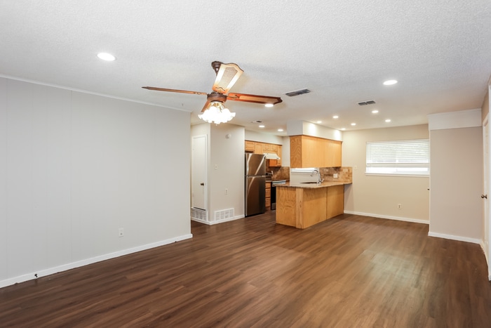 Building Photo - 441 NW Jayellen Ave