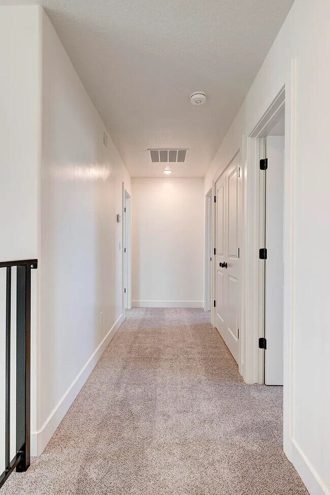 Building Photo - Charming Cedar City 3 Bedroom Townhome!