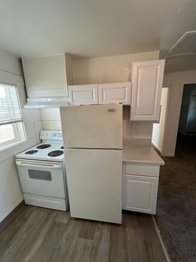 Building Photo - Freshly Remodeled Two Bedroom Available Now! Move In Special Offering $550 Move In Credit!