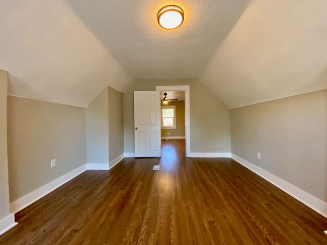 Building Photo - Beautifully Updated 5 Bed 3 Full Bath!!