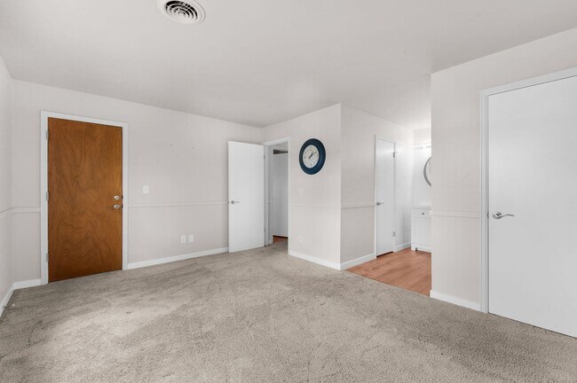 Building Photo - 6550 Delmonico Dr