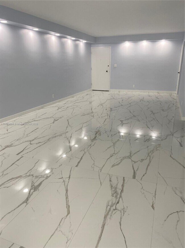 Building Photo - 9225 Collins Ave