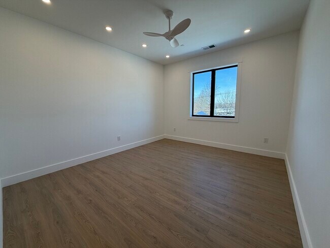 Building Photo - 1060 Main St