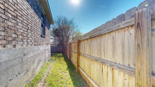 Building Photo - Amazing Duplex in Harker Heights with stai...