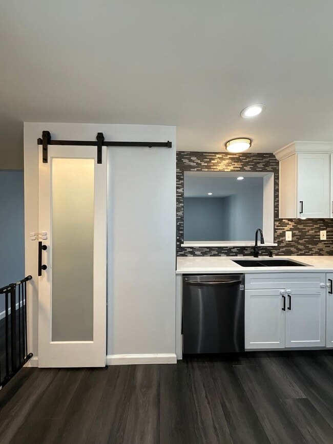 Building Photo - Beautiful 2BR 2BA 3 level townhome located in the Bowling Brook Farms Community