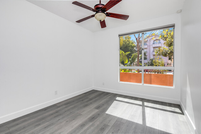 Guest Room - 2010 S Beverly Glen Blvd