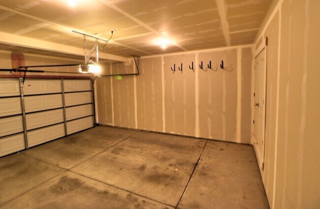 Building Photo - 3 bed 2.5 bath townhome in Salem