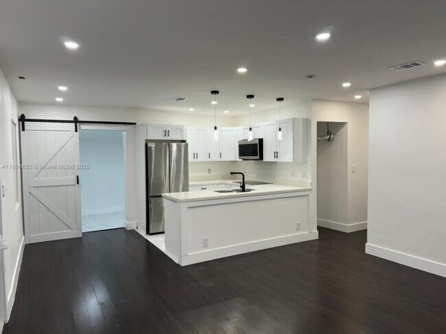 Building Photo - 4 bedroom in Ft Lauderdale FL 33311