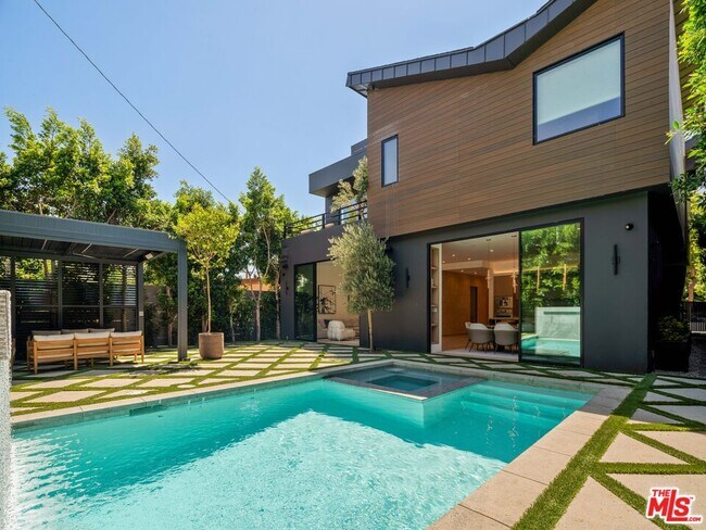 Building Photo - 1130 N Poinsettia Pl