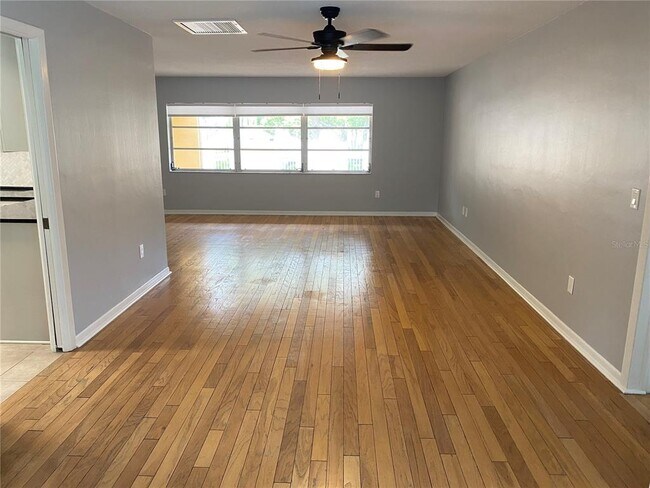 Building Photo - 701 Bluff View Dr