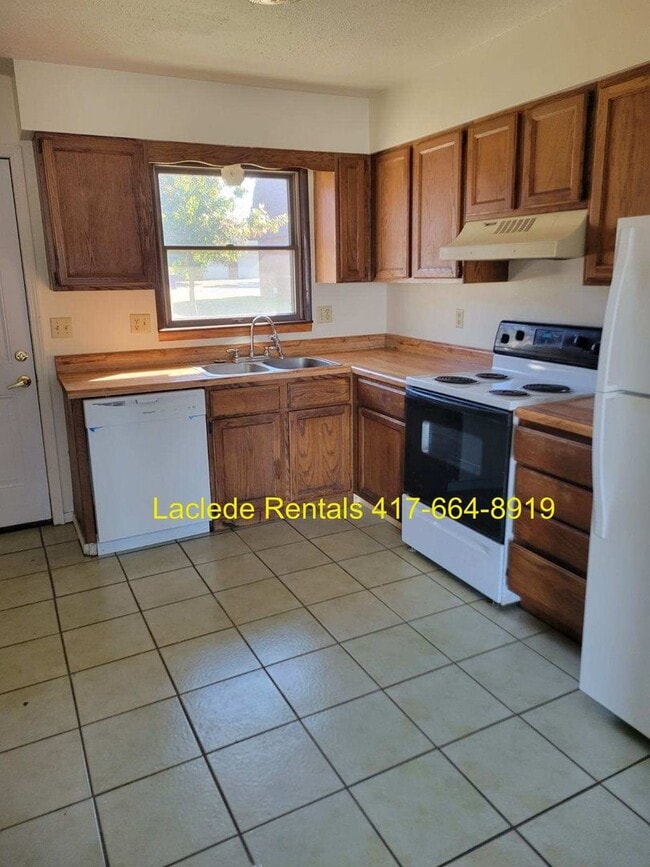 Building Photo - 2 BEDROOM 1 BATHROOM APARTMENT FOR RENT