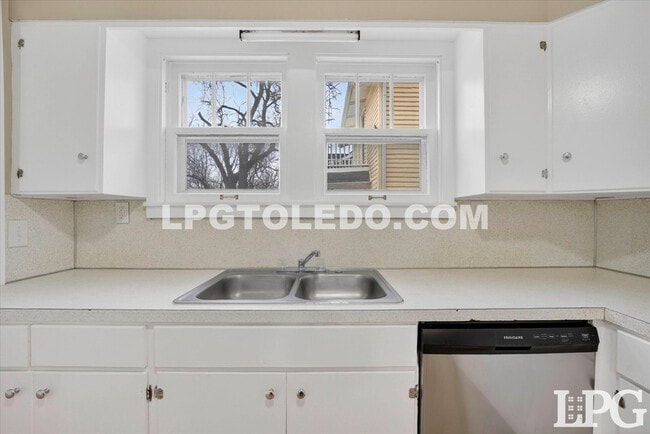 Building Photo - 4136 N Lockwood Ave