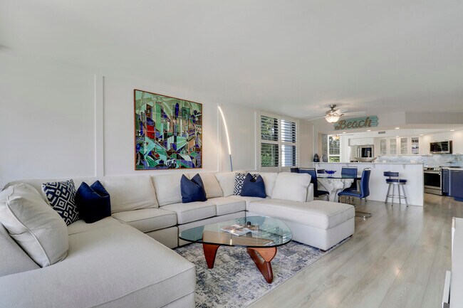 Building Photo - 515 Bay Colony Dr N