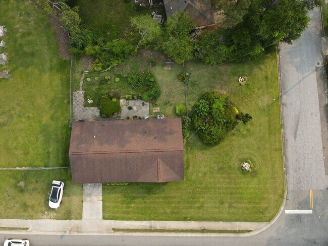 Building Photo - Charming 3 Bedroom, 2 Bath Home with Fence...