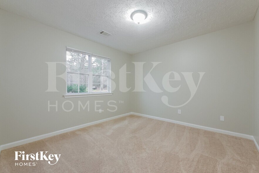 Building Photo - 400 Lone Oak Dr