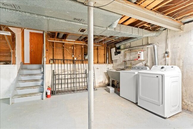 Building Photo - 821 Country Club Rd