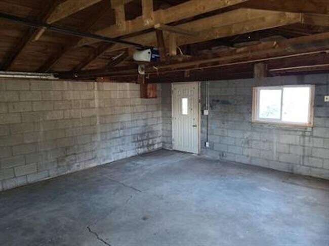 Building Photo - 1538 Longfield Ave