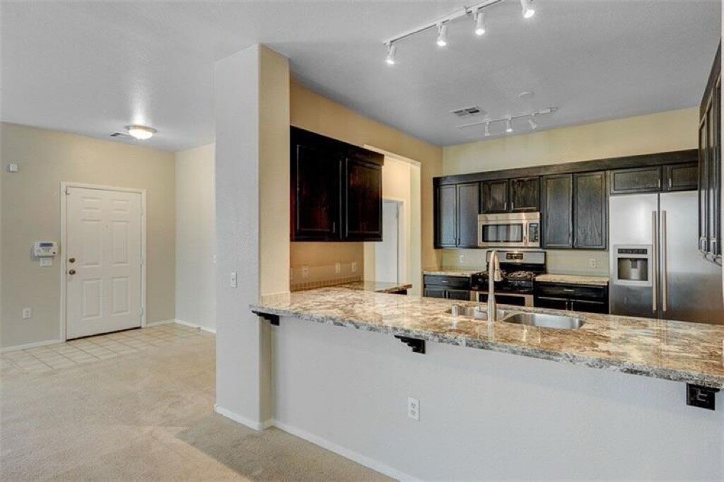 Building Photo - 720 Peachy Canyon Cir