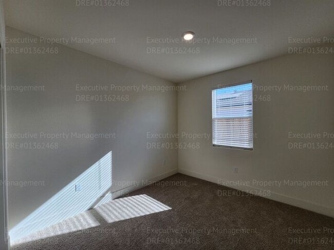 Building Photo - 4 bedroom/ 3 bathroom split-wing home.